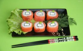 Sushi 022 Maki, Talerzyk, Paleczki