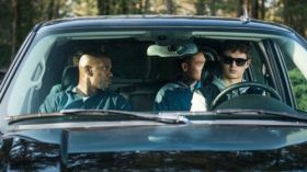 Baby Driver (2017) 006 Jamie Foxx jako Bats, Lanny Joon jako JD, Ansel Elgort jako Baby