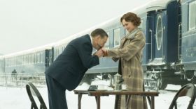 Morderstwo w Orient Expressie (2017) Murder on the Orient Express 012 Kenneth Branagh jako Hercule Poirot, Daisy Ridley jako Mary Debenham