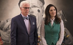 Dobre miejsce (2016) serial TV - The Good Place 008 Ted Danson jako Michael, DArcy Carden jako Janet