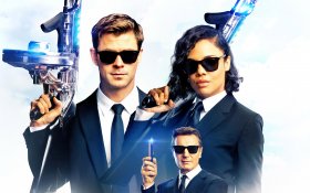 Men in Black International (2019) 002 Chris Hemsworth jako Agent H, Tessa Thompson jako Agentka M, Liam Neeson jako Agent High T