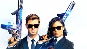 Men in Black International (2019) 004 Chris Hemsworth jako Agent H, Tessa Thompson jako Agentka M