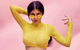 Kylie Jenner 014 Zolta bluzka i okulary