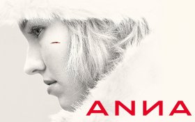 Anna (2019) 001 Sasha Luss jako Anna