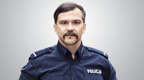 W rytmie serca (Serial TV) 028 Dariusz Toczek jako Starszy Posterunkowy Sebastian Szarek
