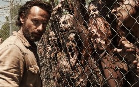 The Walking Dead (2010-) Serial TV 060 Andrew Lincoln jako Rick Grimes, Zombi