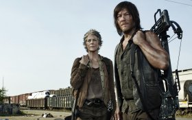 The Walking Dead (2010-) Serial TV 064 Melissa McBride jako Carol Peletier, Norman Reedus jako jaryl Dixon