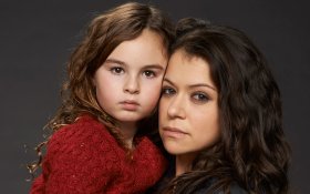 Orphan Black (Serial TV 2013-2017) 118 Skyler Wexler jako Kira Manning i Tatiana Maslany jako Sarah Manning