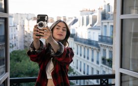 Emily w Paryzu (Emily in Paris) Serial 2020 010 Lily Collins jako Emily Cooper