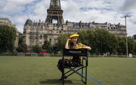 Emily w Paryzu (Emily in Paris) Serial 2020 018 Lily Collins jako Emily Cooper