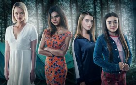 The A List (Serial TV 2018- ) 002 Ellie Duckles jako Amber, Lisa Ambalavanar jako Mia, Eleanor Bennett jako Jenna, Savannah Baker jako Kayleigh