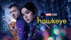 Hawkeye (Serial TV 2021) 002 Jeremy Renner jako Hawkeye (Clint Barton), Hailee Steinfeld jako Kate Bishop, Lucky the Pizza Dog