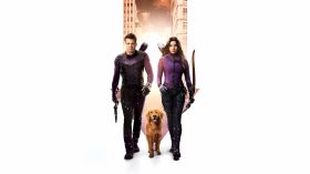Hawkeye (Serial TV 2021) 015 Jeremy Renner jako Hawkeye (Clint Barton), Hailee Steinfeld jako Kate Bishop, Lucky the Pizza Dog