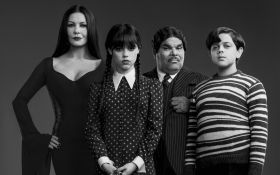 Wednesday (Serial TV 2022-) 001 Catherine Zeta-Jones jako Morticia Addams, Jenna Ortega jako Wednesday Addams, Luis Guzman jako Gomez Addams, Isaac Ordonez jako Pugsley Addams