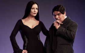 Wednesday (Serial TV 2022-) 002 Catherine Zeta-Jones jako Morticia Addams, Luis Guzman jako Gomez Addams