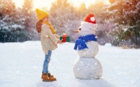 Swieta, Boze Narodzenie, Christmas 5120x3200 148 Dziewczynka, Balwan, Prezent, Snieg, Choinki