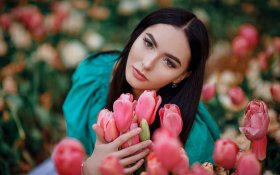 Kobieta, Girl 2560x1600 843 Brunetka, Makijaz, Rozowe Tulipany