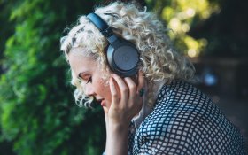 Muzyka 403 Kobieta, Sluchawki Audio-Technica ATH-AR5BT