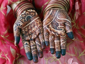 henna-painted-hands