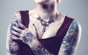 Tatuaze 042 Kobieta, Rece, Naszyjnik