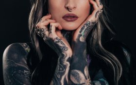Tatuaze 052 Kobieta, Twarz, Kolczyk w nosie, Rece