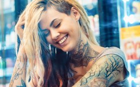 Tatuaze 101 Kobieta, Blondynka, Usmiech
