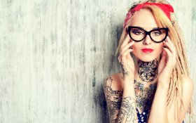 Tatuaze 102 Kobieta, Blondynka, Okulary, Czerwona chusta, Bandana, Makijaz