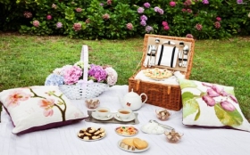 Piknik 016 Kwiaty, Poduszki, Herbata, Sztucce